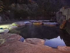 紅葉を楽しんだ後は、温泉。
今回は、穂高岳ロープウェイ近くの観光案内所で紹介されていた荒神の湯へ。
200円程度のお布施で入れるこの温泉。
管理人はおらず、洗い場、石鹸やシャンプーなどの設備もなし。
小屋みたいな脱衣場と、温泉があるのみ。

最初は開放的すぎて驚いたけど、星は綺麗だし、温泉も広くてなかなかよい。
お湯は気温が低いせいもあって、全体的にわりとぬるめ。
熱いお湯が沸き出る付近(源泉？)を探して、そこにずっと座っていた。
ちなみに女性風呂は終始1人しかいなくて、貸切状態だった。
男性風呂は、旦那含めて3人くらいいたみたい。