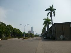 さて、高雄の地下鉄に乗って西子湾貼（貝へんでなく立へん）へやってきた。
予め公的自転車を借りる方法を調べてたので難なく借りる。早速港方面へ走り、潮風にあたりながら、古い倉庫跡や湾岸を見て回る。ここも観光地でたくさんの観光客がバスで押し寄せていた。ヤシ（檳榔）の木が倉庫の屋根より高くみごとに一列に並んでる。たぶん風雨をよける天然の屋根の役割もしてるのだろう。うっすら見えるのは高雄８５ビルかな？