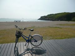 フェリー船発着場を見つけいろいろ聞いて、３０NT$プラス自転車代１０NT$で旗津島へ渡ることにした。時間にして15分くらいか　のんびり島に渡ってサイクリングだ。島のフェリーの船着き場の喧騒とした街中を抜け外海へ出た。素晴らしい海景色をバックに自転車記念撮影、11月だというのに海で泳いでる。近くに住んでたら毎日のように通ってしまうだろう。