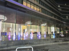 ◆ＪＷマリオットハノイ◆外観

ＪＷマリオットハノイに着いたときはもう暗くなっていました。400室ある大きな建物です。

ハノイの日没時間は東京よりちょっと遅い17時過ぎです。

ホテルエントランスの噴水が綺麗でした。立派なのにカテゴリー４です。日本じゃ考えられない。（日本のホテルのカテゴリーは高すぎ）