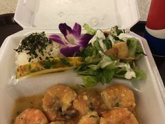 夕食は、アラモアナセンターへ！私はBlue Water Shrimpの大大大好きなGarlic Shrimp 9pcをマイルドで頂きました。多分$15程度だったと思います。つけ合わせにコーンが本当はついてきますが、私はあまり好きではないので抜いてもらいました。ハワイのガーリックシュリンプで2番目に好きです。昔インターナショナルマーケットプレイスにあった頃はすごい待たされたのに、最近は待ち時間が短くなりました。ちなみにここのShrimp Scampiもめちゃめちゃ美味しいのでぜひおためしあれ！