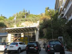 Evangelismos駅から山の方に向かって５分くらい歩くとケーブルカーがあります。
次のケーブルカーまで20分くらい待たないといけなかったので、歩いて登ることにしました。