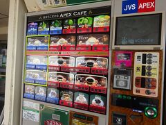 11時半頃、高坂SAで休憩です。
つい頼んでしまう生中継コーヒー自販機ｗ
でも普通サイズで300円って高いよねぇ。

お昼をとろうかと迷いましたが、良いテナントが無く見送り。先に行きましょう。