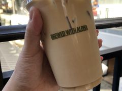 ワードからそのままアラモアナセンターへ直行し、Honolulu Coffeeで休憩しました。この日はヴィトンのずっと欲しかったお財布を購入しました。日本とは価格が少し違うみたいですね。