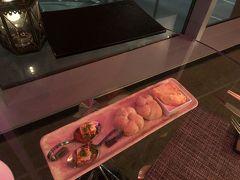 そして、その後は高校の親友とディナーに出かけました。アラモアナから少し歩いたところにあるStage Restaurantに行きました。お洒落な空間でした。これは前菜です。フュージョン料理のようです。