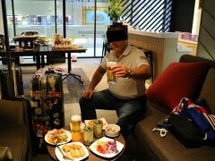 先ずは、ミラクルラウンジでビール