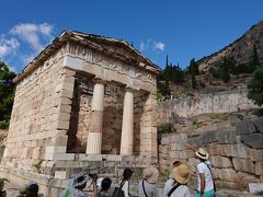 遺跡に到着

まずはマラトンの戦いにおけるアテネ勝利を記念して建造された「アテネ人の宝庫」
