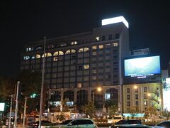 鉄道駅を降りると宿泊するホテルが右手に見える。

３月に引き続き２回目の宿泊