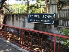 ナポリから約40分で POMPEI SCAVI駅に到着
路線検索する時は　ミステリ駅と表示されてましたし、ナポリ駅のおじさんもミステリって言ってました。