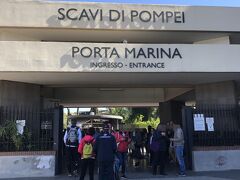 ポンペイ遺跡の入り口、マリーナ門へ到着。
駅から約50ｍほど。