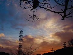 みもすそ公園の後ろになんか山の上にあがるロープウェイらしきものがあるので、乗り場まで上がってみるが、なんと最終が17:00発。

ってことはもう運転終了。

仕方なくロープウェイ乗り場から歩いて戻る途中から始まったのは素敵な夕焼け。