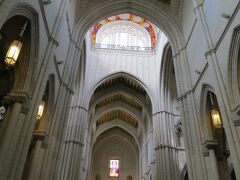 次はアルムデナ大聖堂へやってきました。
大きくて広いです。