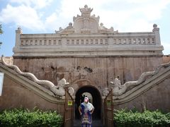 車でタマン・サリに移動しました。
水の離宮タマン・サリ入り口
この門の上に上ることができます。