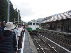 只見線　会津宮下駅　14:30着

列車が走り出すのを見送ります。