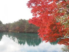 五色沼　毘沙門沼

沼の水は無色透明ですが、湖底から酸性の鉱泉が湧き酸性の水は温泉のアルカリ成分によって中和されているそうです。
晴天には太陽の光を受けてコバルトブルーの美しい色が見られ、紅葉のスポットとしても人気です。