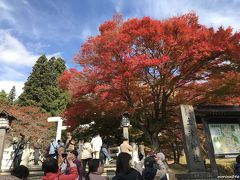 土津神（はにつ）神社（7番目の名所）

入口の見事な紅葉を前に皆さんが写真撮影です。
