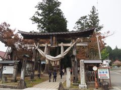 新宮熊野神社（8番目の名所）　一の鳥居と大しめ縄　10:50頃到着

天喜3年（1055）源頼義の勧請とされる古社。
木造の明神鳥居には、太さ40cm全長15ｍの縄を3本より合わせ重さ１トン以上もある大しめ縄が掛けられています。
大しめ縄は8年に1度掛け替えられ、長床で氏子さんたちによって2日間にわたって造られるそうです。