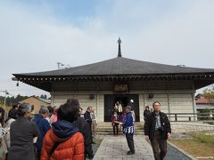 新宮熊野神社　参道の右手にある宝物館

ガイドさんの説明を聞いてから拝観します。
宝物殿には銅鉢をはじめ、多くの国、県指定文化財が保存されています。
宝物殿内での写真撮影が可能なのが嬉しいです。

【所有文化財】
 長床・銅鉢（国重文）
 熊野神社本殿・御神像・大般若経・木造文殊菩薩騎獅像・鰐口・銅鐘・牛玉宝印版木　他（県重文）
 木造薬師如来坐像及び木造十二神将立像・木造狛犬　他多数（市重文）