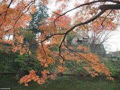 鶴ヶ城公園　お堀と紅葉