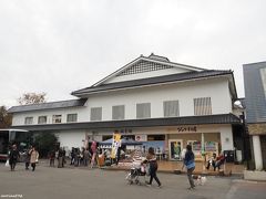 鶴ヶ城会館　12:00過ぎに到着

こちらの駐車場にバスを止めて鶴ヶ城を見学します。
お土産は、ここでまとめて買うことができます。