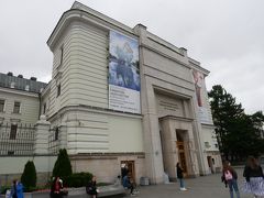 次に向かったのが歩いて数分の1912年開館のプーシキン記念美術館。
お目当ての印象派はこっちの別館とガイドブックにも書いてあったけど…なんかヴィトンの特別展の入口っぽい。
「印象派が見たいんだけど…」というと「印象派は隣の本館よ」との答えが。
え？そうなの？
ガイドブックには別館の見取り図まであったのでつい最近変わったのかな？