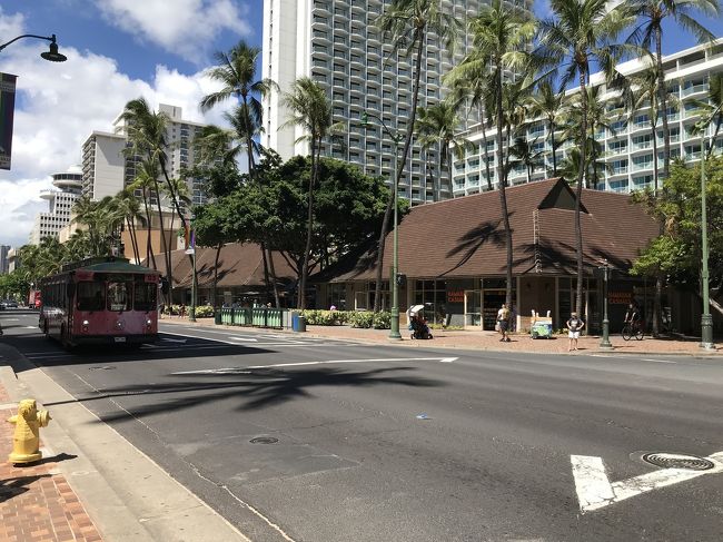 トロリーもハワイならではを演出しますね。