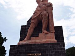 グアナファト街歩き
ピピラ記念像。ガイド本によるとメキシコ独立史の英雄の１人だそうです。
独立戦争時政府軍が立てこもるアロンディガに松明を背負って決死の突撃をかけた若き坑夫だそうです。
（なんだ、手を振ってくれたのではないのか）