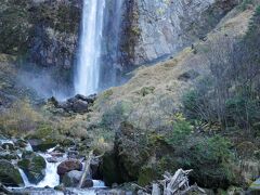 平湯大滝。

断崖絶壁の岩からあふれ出る意外と大きな滝。
滝から続く川も、水が透き通っていて美しい。

冬になったら、凍る滝も見ることができるらしい。
なかなか芸術的な景色が見られそうだ。