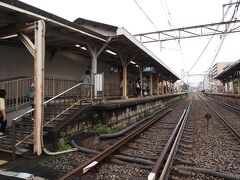 9：54　京急　東門前駅
うわ！すっげ！ローカル色満点だ。
駅構内に跨線橋がない。
駅のホームの端が改札で道路に面してる造り。