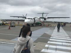 飛行機まで歩いて行くのは、ブータンのパロ空港と同じ。