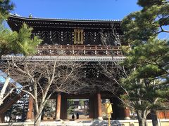 １９＜金戒光明寺＞
岡崎神社の近くの狭い道を北に向かって約１０分。
着いたのは、浄土宗「金戒光明寺」。通称「くろ谷さん」
訪れたのは、今回で２回目。とても大きなお寺です。