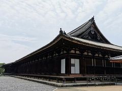 ８＜三十三間堂＞
日本一長い木像の建造物が「三十三間堂」です。
正式名称を「蓮華王院本堂」といい、長さ120メートルの堂内には、1001体の千手観音と多数の仏像が安置されています。
何度か訪れていますが、御朱印は拝領していませんでした。