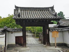 １０＜養源院＞
三十三間堂のすぐ横にあるのが浄土真宗「養源院」
ここは、浅井三姉妹の長女「淀殿」が父である長政の供養のために建てた寺です。
「血染めの天井」や「俵屋宗達の絵画」などでも知られています。