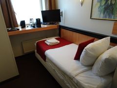 今回宿泊したアベニューホテルの部屋です。
シングルルームの名のとおり、かなり狭いベッドが1つ。
合理的、機能的ではありますが…

ベッドはクッションにコシが無く自分には苦手なタイプ。