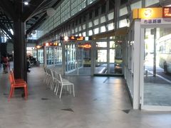 屏東駅のすぐ左にある最新バスターミナル。インフォメーションで3番乗り場と教えてくれた。