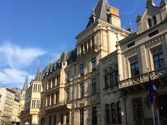 大公営Palais Grand Ducalです。
ノートルダム大聖堂から東方向へ200mくらいにあります。