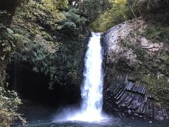 階段を下りに下って浄蓮の滝に到着。