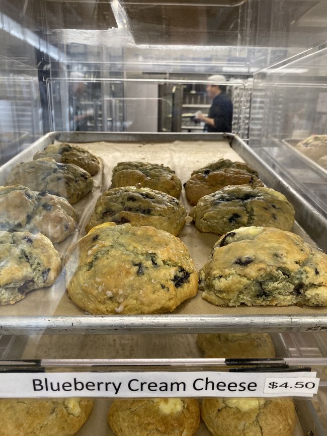 有名なブルーベリークリームチーズスコーンを買うためです。<br />2個購入。<br />口コミ通り、本当に大きい。<br />メロンパン位の大きさ。<br />これだけで一食分になります。<br /><br />旅行中は食べる機会がないので、ジップロックに入れて日本に持ち帰りします。<br /><br />実は、焼き菓子ってあまり好きじゃないんですが、甘さもくどくなくて美味しかったです。<br />