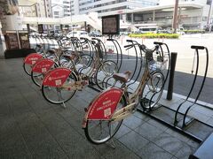 「=高チャリ= 高崎コミュニティサイクル」です。

高崎駅西口周辺の利用エリア内において、無料で自転車を利用できるシステムです。
これはいい！と思ったのですが、これから行く'さくらの湯'は利用エリア外でした。
残念。

=高チャリ= 高崎コミュニティサイクル
http://www.takasakicci.or.jp/takachari/