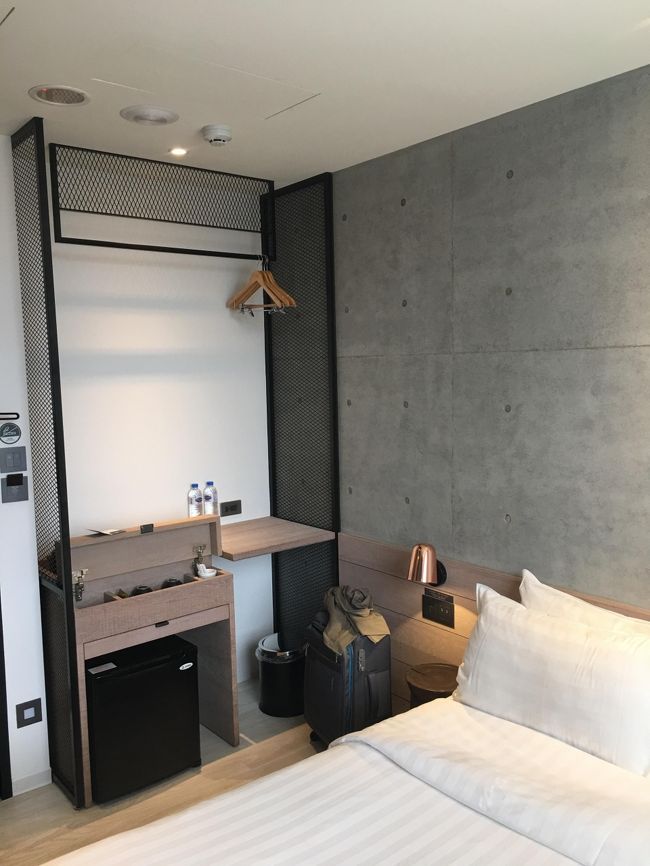 お兄さん「部屋狭い～、でもひとり大丈夫～」<br /><br />ま、広くはないです。大きめハードのスーツケースだと広げるのに苦労するかも。クローゼット、セーフティボックス無いです。冷蔵庫は空っぽです。画像右上部分に洋服をかけるため、洋服の下でポットでお湯沸かしたりすることになります。（台北駅のホテルリラックスVもこんな感じだった）