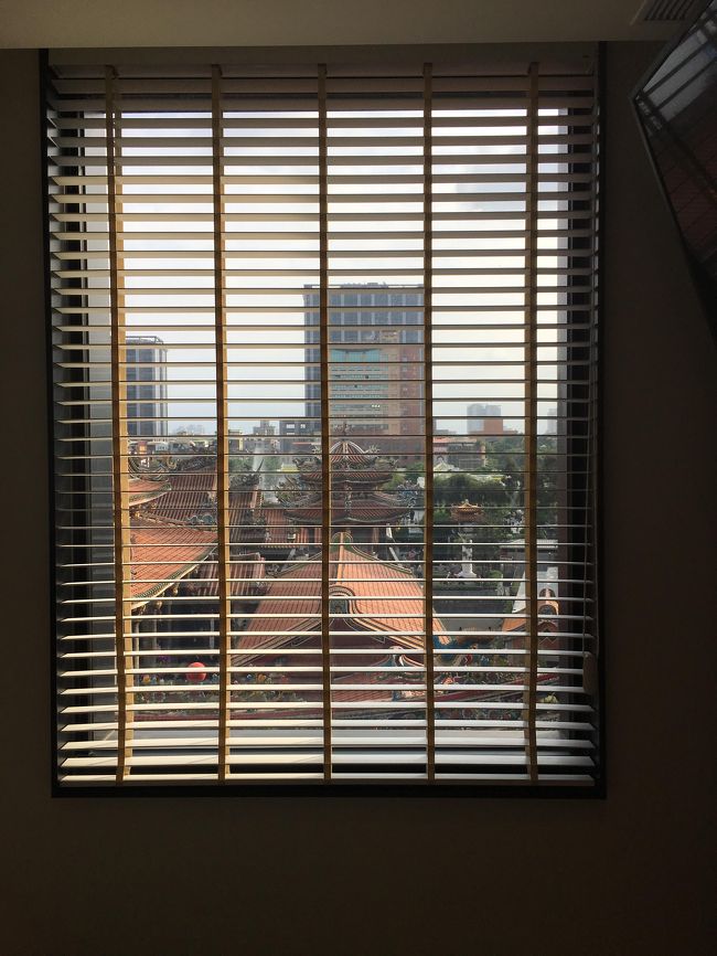 お兄さん「窓開かない～♪」