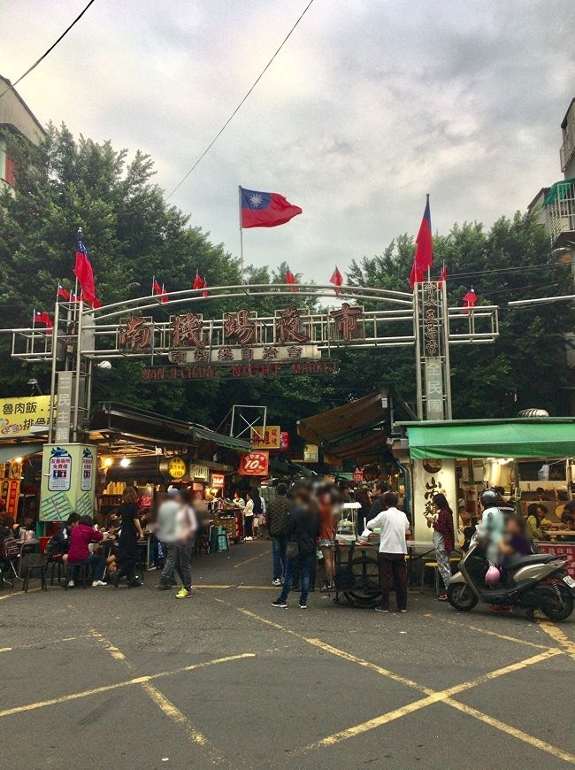 早速、南機場夜市へ！遅めの昼ごはんを頂きます。<br />適当に乗ってしまったので少しバス停から歩きました。<br />前回来ることのできなかった山内鶏肉へ！<br /><br /><br /><br />