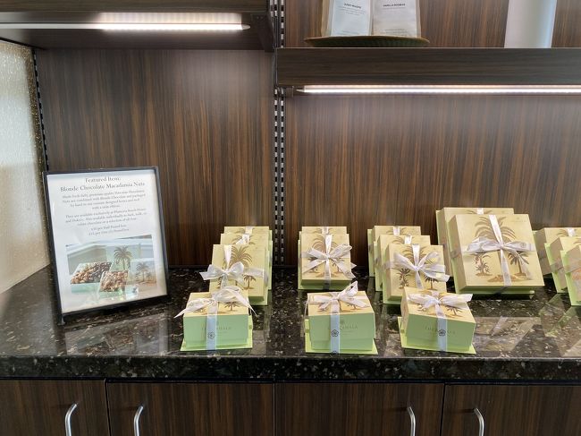 カハラホテルのマカダミアナッツ  チョコレート。<br />1/2ポンド29ドル　1ポンド53ドル<br />すごく美味しいらしいですが、いいお値段します。