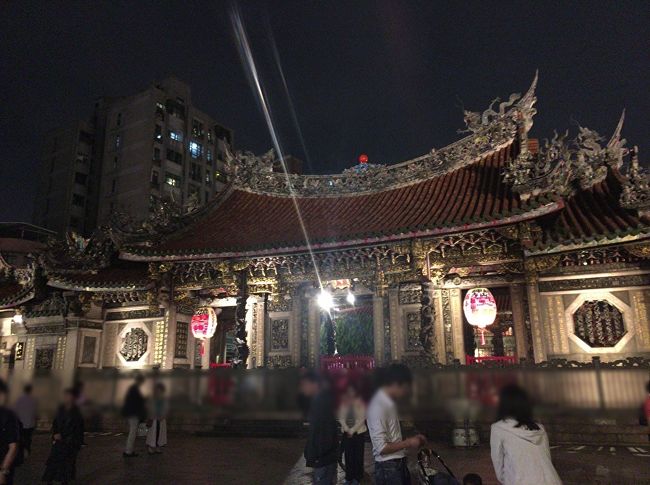 流石に体力的に限界が・・・。<br />googleさんに、バスを探してもらうと<br />『ちょっと先に万華に行く重慶幹線がいるよ！」<br />ボチボチ進みます。日曜の夕方かなり混んでいます。<br />立ち乗りです。ご存知の通り、バスの運ちゃんは運転荒いです。ブレーキの踏み方がワイルド！必ずどこに捕まっていないと転びます。潔癖とか言ってられません！<br /><br />龍山寺の境内を通りホテルへ。<br />寄る年には勝てず、部屋でゴロゴロしているうちに寝ちゃいました！<br /><br />