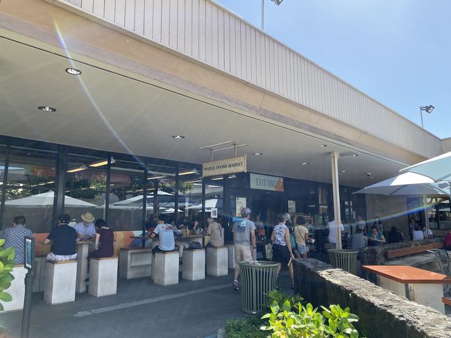 外で食事している人が結構います。