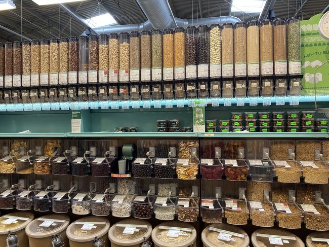 ナッツ量り売り。<br /><br />すごい種類