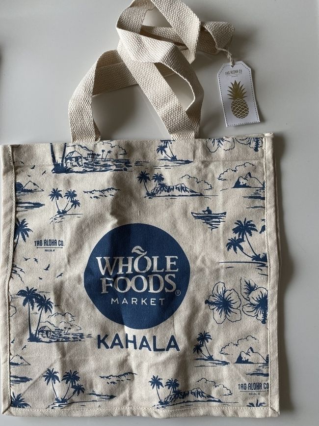 以前購入したものよりも薄いタイプ。<br />ホールフーズの布エコバッグは自宅に3つあります。<br />こっちの方が便利かも。