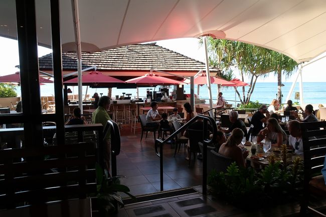 海も眺められます。海沿いに薄く長く席を設けているので、割と多くの席から海を眺められると思います。