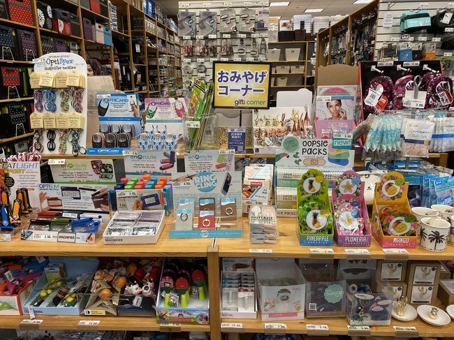 ５月に来た時はなかったおみやけコーナーが…<br />しっかり日本語。<br />そして、JCB20%オフ。<br />JCB頑張っています。<br />ABCストアも10%オフだし、ピンクラインはタダだし。