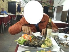 地元の大衆料理店で魚介焼き物とワインでディナー